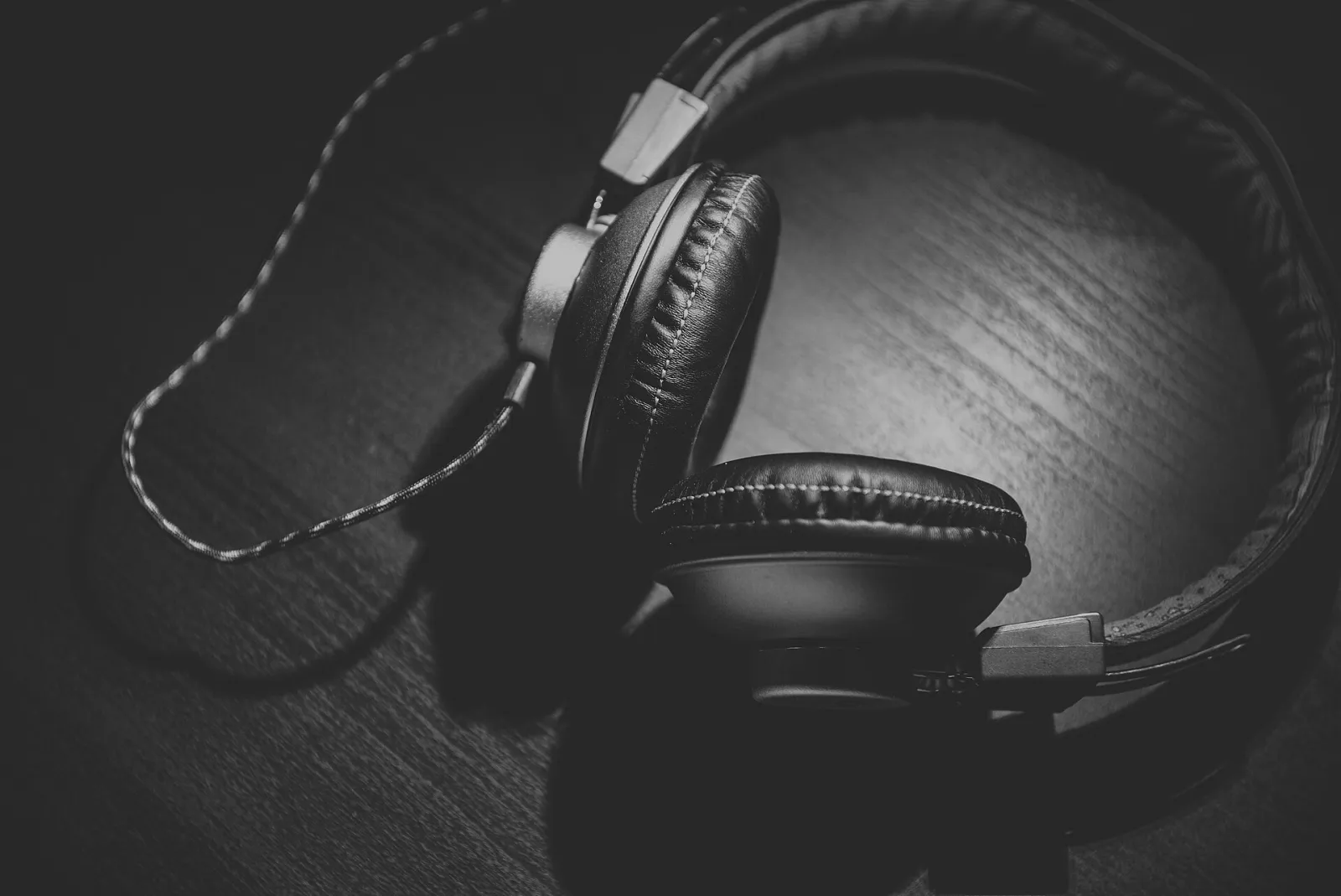 Casque posé sur un bureau, noir et blanc