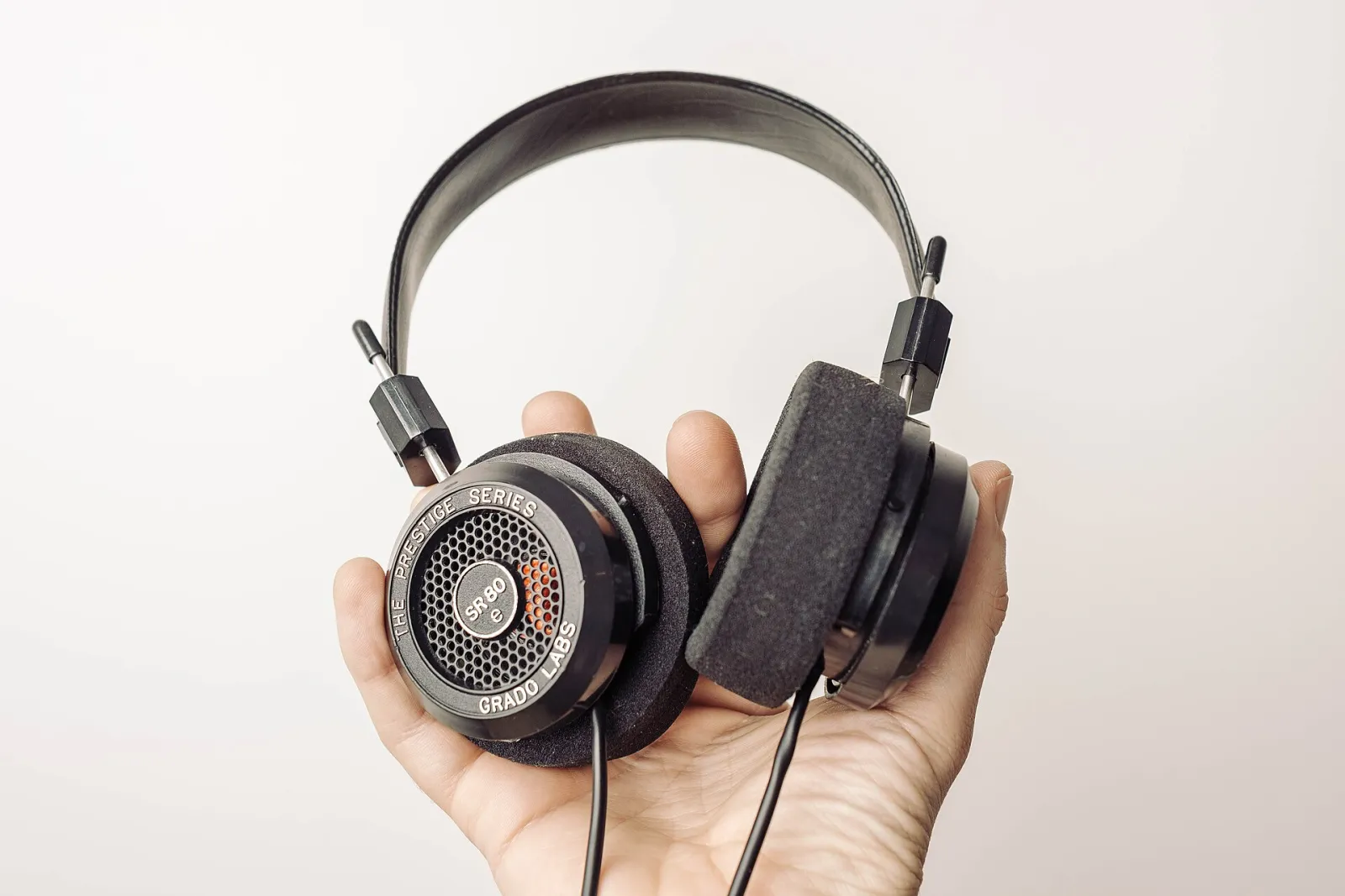 Casque tenu à la main sur fond clair